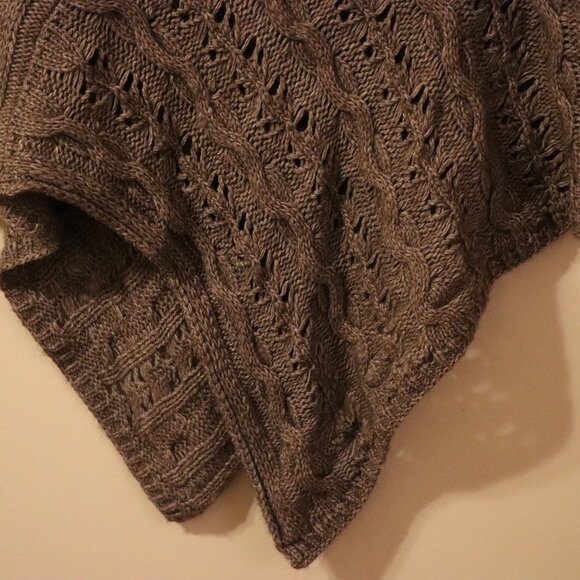 Iperico triangle draped shawl with various knitted designs, Made in Italy - Picture 6 of 7